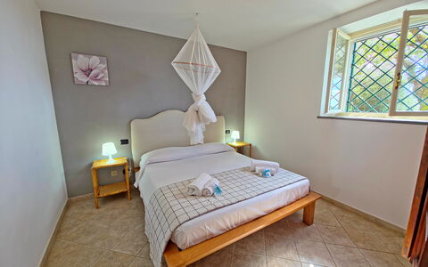 Villa Il Giardino: Möbel, Bett, Interior Design, Fussboden, Schlafzimmer, Flooring, Bettdecke, Holz, Bedding, Zimmer