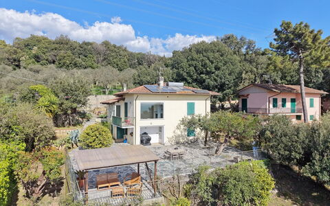Villa Il Giardino: Wohngebiet, Strauch, Ländliches Gebiet, Zuhause, Hütte, Vorort, Estate, Dorf, Balkon, Bergdorf