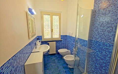 Villa Il Giardino: Blau, Flooring, Fussboden, Interior Design, Fliese, Verbundwerkstoff, Armatur, Badezimmer, Keramik