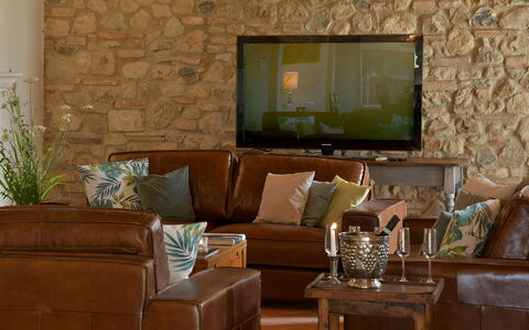 Villa Il Noccioleto: Möbel, Couch, Interior Design, Wohnzimmer, Holz, Flooring, Fussboden, Tabelle, Zimmer, Beleuchtung