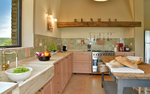 Villa Il Noccioleto: Küche, Countertop, Möbel, Cabinetry, Interior Design, Flooring, Holz, Küchengerät, Fussboden, Zuhause