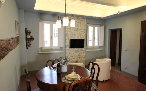 La Casa sulla Piazza: Wand, Interior Design, Möbel, Flooring, Holz, Fussboden, Decke, Beleuchtung, Zimmer, Light Fixture