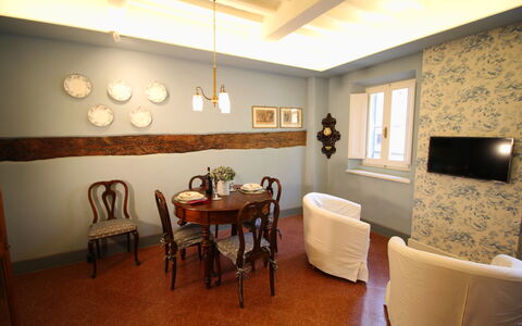 La Casa sulla Piazza: Möbel, Interior Design, Wand, Holz, Flooring, Fussboden, Beleuchtung, Tabelle, Decke, Zimmer