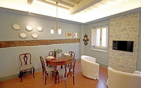 La Casa sulla Piazza: Möbel, Interior Design, Wand, Holz, Flooring, Decke, Fussboden, Tabelle, Beleuchtung, Zimmer