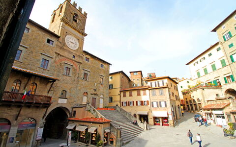 La Casa sulla Piazza: Fenster, Stadt, \Stadt, Stadtplatz, Plaza, Uhr