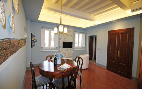 La Casa sulla Piazza: Wand, Interior Design, Flooring, Holz, Möbel, Decke, Fussboden, Light Fixture, Beleuchtung, Zimmer
