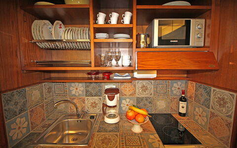 La Casa sulla Piazza: Holz, Küche, Interior Design, Flooring, Braun, Cabinetry, Holzbeize, Fussboden, Küchengerät, Zimmer