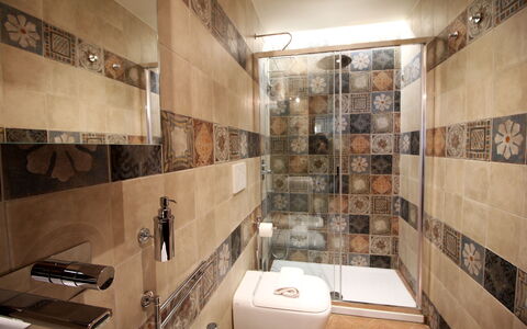 La Casa sulla Piazza: Armatur, Badezimmer, Flooring, Interior Design, Fliese, Fussboden, Toilleten Sitz, Installation, Toilette, Zapfhahn