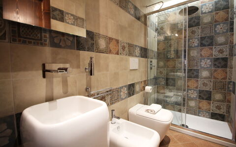 La Casa sulla Piazza: Flooring, Badezimmer, Armatur, Toilleten Sitz, Fussboden, Interior Design, Toilette, Installation, Fliese, Sinken