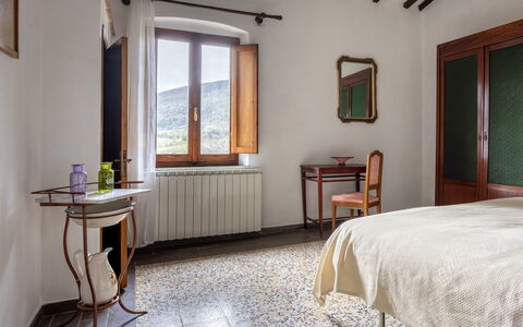 Podere le Lune with Pool, San Gimignano: Interior Design, Flooring, Schlafzimmer, Fussboden, Möbel, Bett, Zimmer, Decke, Bettrahmen, Bedding