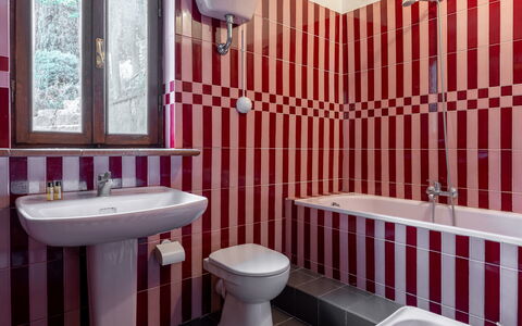 Podere le Lune with Pool, San Gimignano: Rot, Armatur, Badezimmer, Flooring, Interior Design, Fussboden, Zapfhahn, Installation, Bad Sink, Fliese