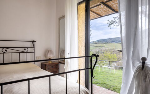 Podere le Lune with Pool, San Gimignano: Bett, Schlafzimmer, Bettrahmen, Bedding, Linens, Balkon, Zaun