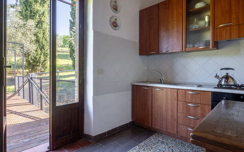 Podere le Lune with Pool, San Gimignano: Holz, Flooring, Holzbeize, Hartholz, Küche, Countertop, Cabinetry, Küche & Esszimmer Tisch, Lack, Fliese