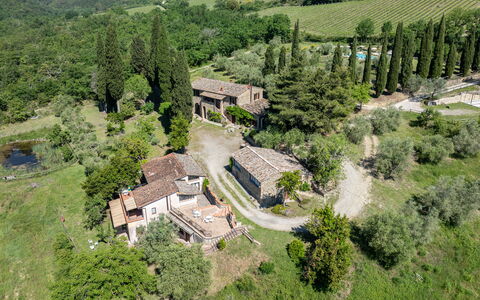 Podere le Lune with Pool, San Gimignano: Haus, Zuhause, Strauch, Landschaft, Dach, Ländliches Gebiet, Hütte, Grundstueck, Estate, Pflanzengemeinschaft