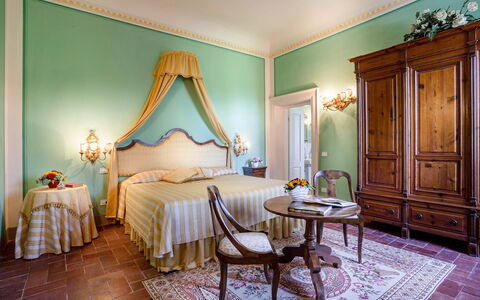 Splendida: Möbel, Interior Design, Wand, Schlafzimmer, Bett, Flooring, Textil, Fussboden, Tabelle, Bettdecke