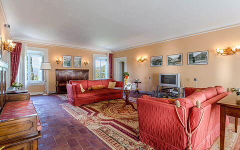 Splendida: Möbel, Interior Design, Decke, Couch, Flooring, Zuhause, Fussboden, Wohnzimmer, Zimmer, Wohnung