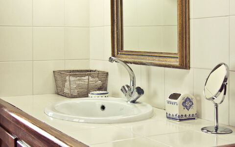 Selvamica: Bad Sink, Spiegel, Interior Design, Armatur, Sinken, Badezimmer, Badezimmerschrank, Flooring, Zapfhahn, Installation