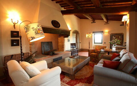 Mattei Villa: Möbel, Interior Design, Wand, Flooring, Zimmer, Decke, Couch, Fussboden, Stuhl, Wohnzimmer