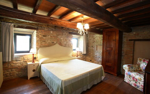Mattei Villa: Möbel, Wand, Interior Design, Schlafzimmer, Bett, Decke, Holz, Zimmer, Bettdecke, Flooring