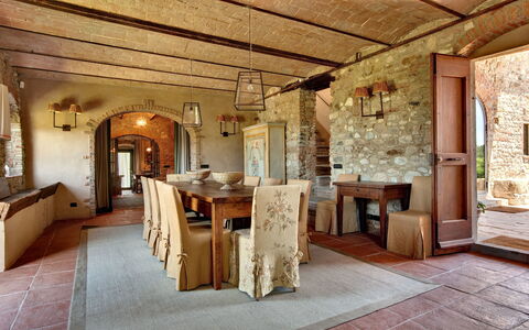 Mattei Villa: Möbel, Wand, Interior Design, Holz, Flooring, Tabelle, Decke, Stuhl, Küche & Esszimmer Tisch, Esszimmer