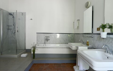 Fattoria: Flooring, Bad Sink, Armatur, Interior Design, Sinken, Fussboden, Zapfhahn, Badezimmer, Installation, Spiegel