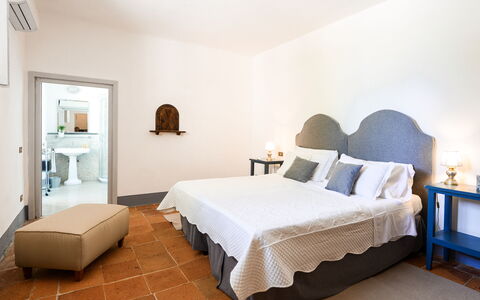Fattoria: Möbel, Bett, Interior Design, Schlafzimmer, Wand, Bedding, Bettdecke, Flooring, Fussboden, Holz