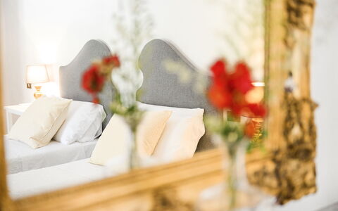 Fattoria: Interior Design, Möbel, Beleuchtung, Zimmer, Schlafzimmer, Kissen, Blumentopf, Linens, Zimmerpflanze, Dekokissen