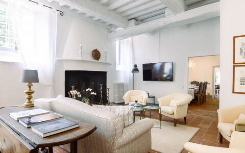Fattoria: Möbel, Interior Design, Wand, Couch, Flooring, Wohnzimmer, Decke, Holz, Fussboden, Zimmer