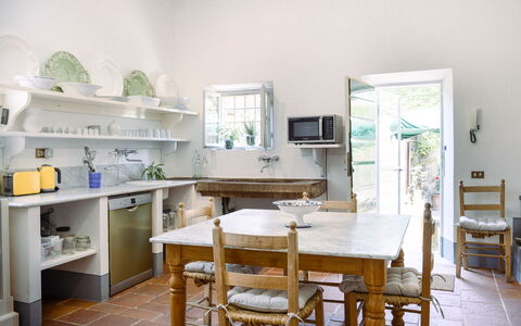 Fattoria: Möbel, Interior Design, Flooring, Küche, Zuhause, Tabelle, Countertop, Zimmer, Stuhl, Fussboden