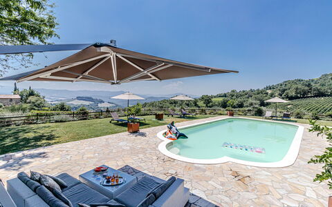 Chateau la Siroque: Regenschirm, Schwimmbad, Freizeit, Gartenmöbel, Schatten, Resort, Eco Hotel, Estate, Garten, Landscaping