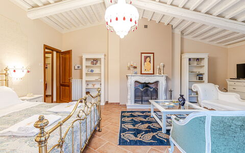 Chateau la Siroque: Möbel, Interior Design, Flooring, Fussboden, Decke, Beleuchtung, Zimmer, Schlafzimmer, Bett, Zuhause