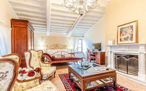 Chateau la Siroque: Möbel, Interior Design, Couch, Flooring, Decke, Fussboden, Zimmer, Wohnzimmer, Beleuchtung, Zuhause