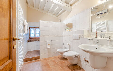 Chateau la Siroque: Flooring, Armatur, Interior Design, Badezimmer, Fussboden, Decke, Bad Sink, Zapfhahn, Installation, Sinken
