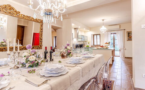 Chateau la Siroque: Möbel, Interior Design, Tabelle, Decke, Esszimmer, Stuhl, Textil, Flooring, Zimmer, Küche & Esszimmer Tisch