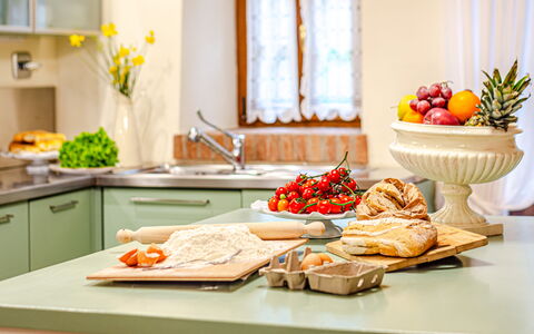 Chateau la Siroque: Geschirr, Obst, Möbel, Essen, Interior Design, Küche, Countertop, Tabelle, Beleuchtung, Küchengerät