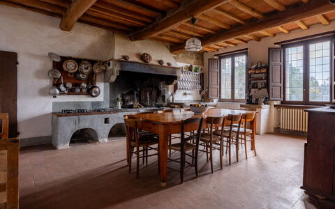 Villa Il Casalino, Florentine Hills with Pool: Möbel, Holz, Küche, Zuhause, Cabinetry, Stuhl, Countertop, Herd, Küche & Esszimmer Tisch, Holzbeize