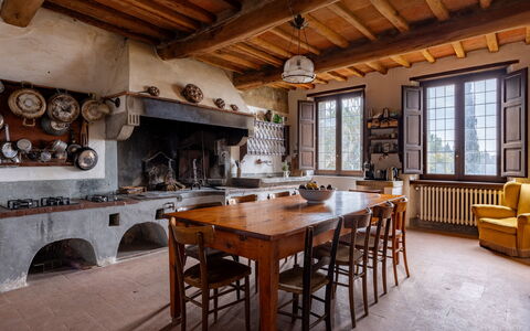 Villa Il Casalino, Florentine Hills with Pool: Möbel, Holz, Küche, Tabelle, Flooring, Zuhause, Stuhl, Küche & Esszimmer Tisch, Herd, Countertop