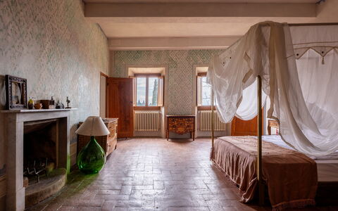 Villa Il Casalino, Florentine Hills with Pool: Flooring, Holz, Möbel, Fussboden, Interior Design, Decke, Schlafzimmer, Beleuchtung, Zimmer, Bett
