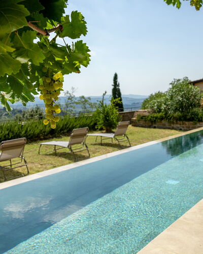 Villa Il Casalino, Florentine Hills with Pool: Schwimmbad, Verbundwerkstoff, Garten, Landscaping, Estate, Water Feature, Eco Hotel, Hazienda, Villa, Flagstone