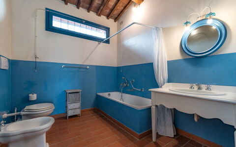 Agriturismo le Due Querce: Flooring, Armatur, Interior Design, Fussboden, Decke, Bad Sink, Badezimmer, Zapfhahn, Sinken, Beleuchtung