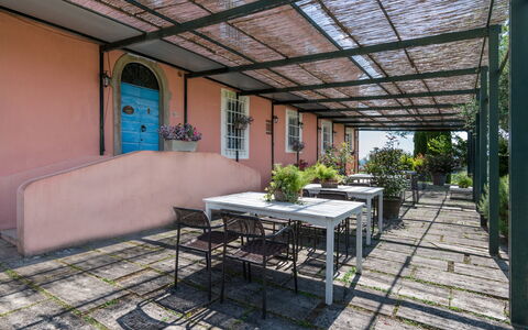 Agriturismo le Due Querce: Schatten, Stuhl, Outdoor Struktur, Blumentopf, Tisch Im Freien, Balkon, Zimmerpflanze, Garten, Terrasse, Gartenmöbel