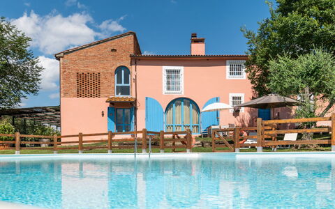 Agriturismo le Due Querce: Gartenmöbel, Estate, Regenschirm, Hazienda, Garten, Garten, Stuhl, Villa, Tisch Im Freien, Bauernhaus