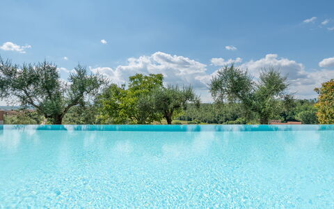 Agriturismo le Due Querce: Blau, Schwimmbad, Verbundwerkstoff, Resort, Water Feature, Reflexion, Gartenmöbel, Eco Hotel, Hotel, Fliese