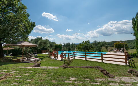 Agriturismo le Due Querce: Garten, Schatten, Rasen, Freizeit, Park, Gartenmöbel, Landscaping, Hinterhof, Garten, Eco Hotel