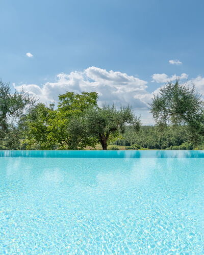 Agriturismo le Due Querce: Blau, Schwimmbad, Verbundwerkstoff, Resort, Water Feature, Reflexion, Gartenmöbel, Eco Hotel, Hotel, Fliese
