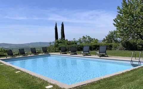 Podere i Prati: Blau, Schwimmbad, Gartenmöbel, Resort, Schatten, Sonnenliege, Garten, Landscaping, Estate, Eco Hotel