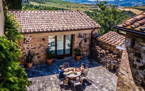 Podere i Prati: Haus, Hütte, Blumentopf, Tür, Zuhause, Flagstone, Bauernhaus, Garten, Hof, Terrasse