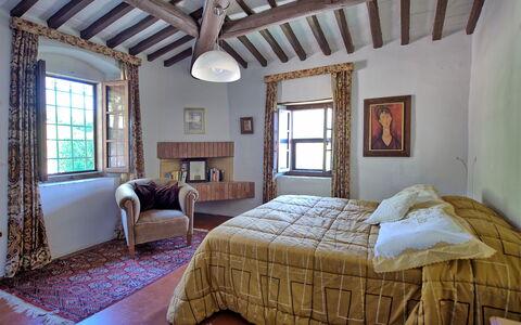 Villa Ulivacci: Möbel, Bett, Schlafzimmer, Wand, Interior Design, Bedding, Bettdecke, Holz, Flooring, Zuhause