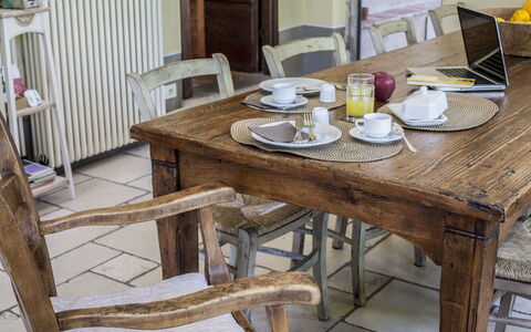 Villa Il Colto: Möbel, Holz, Tabelle, Flooring, Stuhl, Esszimmer, Interior Design, Küche & Esszimmer Tisch, Fussboden, Braun