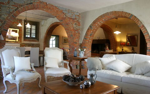 Villa Il Colto: Möbel, Interior Design, Wand, Couch, Holz, Flooring, Tabelle, Decke, Zimmer, Wohnzimmer